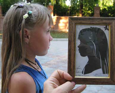 Портрет-силуэт с фото - для сравнения силуэта с оригиналом. Автор Ким Смирганд